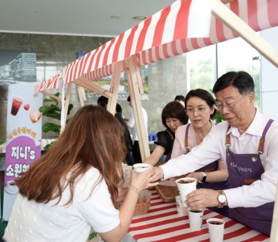 1. 신상진 성남시장이 3일 시청 1층 누리홀에서 열린 취임 3주년 기념 직원 응원카페 _지니_s 소원한잔_에서 직원들에게 커피를 건네고 있다.jpg width: 100%; height : 150px