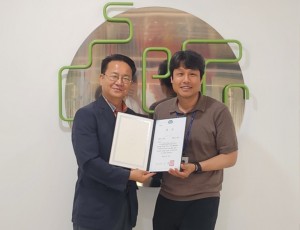 야탑유스센터 수상 사진(왼-경기도청소년활동진흥센터장 권구연, 오-야탑유스센터장 이재영).jpg