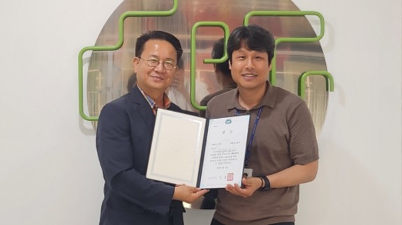 야탑유스센터 수상 사진(왼-경기도청소년활동진흥센터장 권구연, 오-야탑유스센터장 이재영).jpg