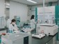 기업혁신과-성남식품연구개발지원센터 소속 연구원들이 식품분석을 하고 있다.jpg