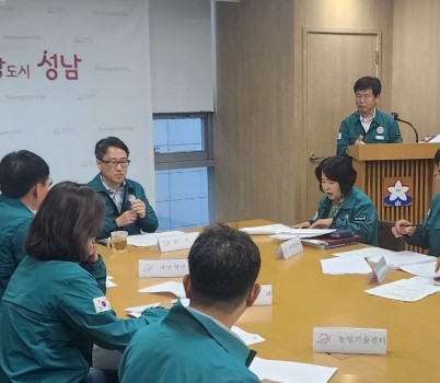 재난안전관-성남시가 9일 시청에서 임종철 부시장 주재로 폭염대응 추진상황 점검 회의를 열고 있다.(1).jpg