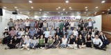 소통관-지난 7월 3일 성남시청에서 열린 직무교육에 참석한 2025년 시정모니터단이 신상진 성남시장과 기념촬영을 하고 있다..jpg