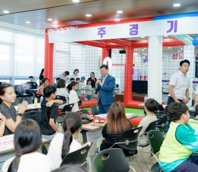 1. 신상진 성남시장이 2025 성남시 초등학생 드론 축구대회에 참석해 인사말을 전하고 있다.jpg