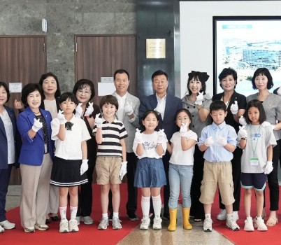 성남시 유니세프 아동친화도시 상위단계인증 현판 제막식 후 기념촬영.jpg width: 100%; height : 150px