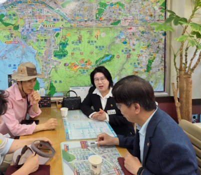 이서영 경기도의원 6월 11일 삼평동 _이지더원 봇들2단지_ 초입 벌말사거리에서 관계 공무원, 주민들과 함께 민원 현장을 점검하고 조치계획을 논의하고 있다.jpg width: 100%; height : 150px