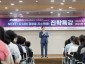 신상진 성남시장이 19일 _2025년 성남시 대학 진로박람회_ 특강장에서 인사말을 전하고 있다.jpg