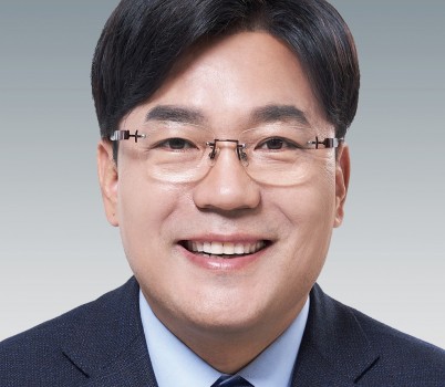 [사진] 최만식 의원 명함사진(보도자료용).jpg width: 100%; height : 150px