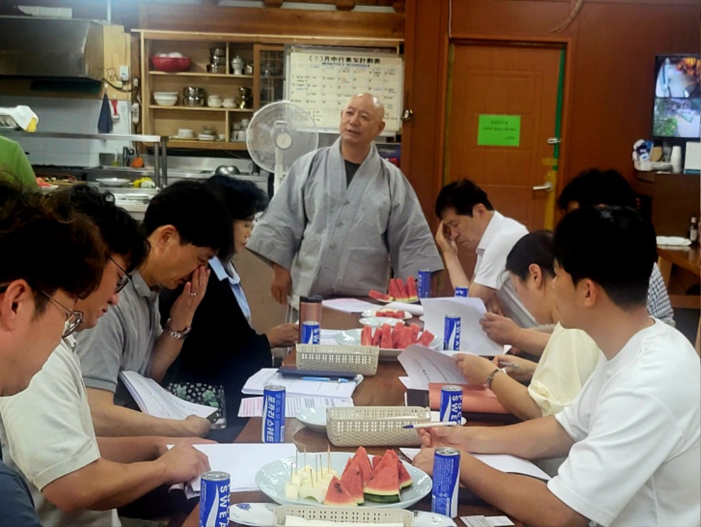 250731 정윤경 부의장, 수리산도립공원 내 전통사찰 수리사, 종교문화 체험시설 조성을 위한 연속 간담회 개최(2).jpg