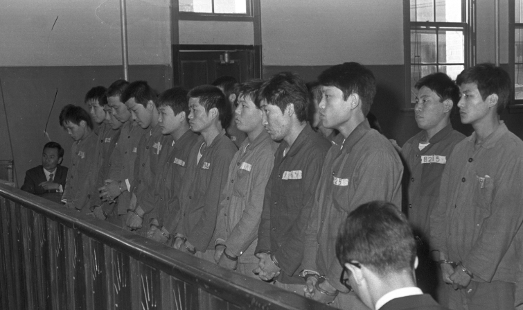 광주대단지 사건 선고공판정에서의 모습.jpg
