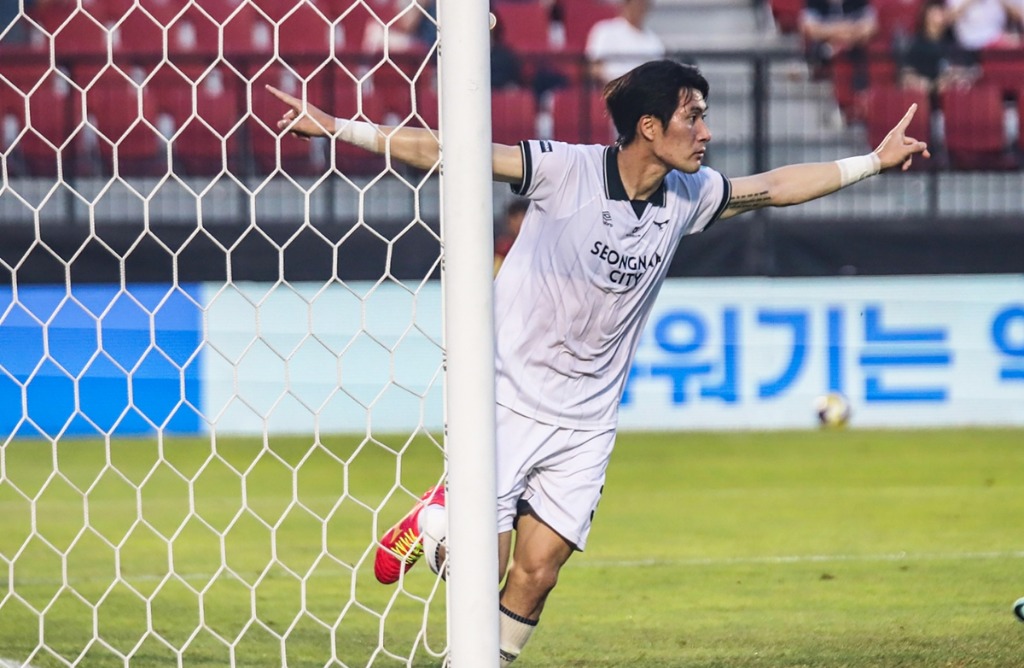 이미지(2) 23R 부천전에서 K리그 데뷔골을 터뜨린 성남FC 박수빈.jpg
