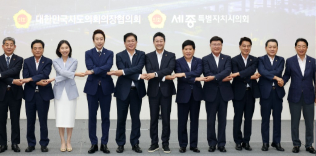 250812 김진경 의장, 2025 대한민국시도의회의장협의회 정기회 참석...호우 피해 재난재해구호금 받아 (1).jpg