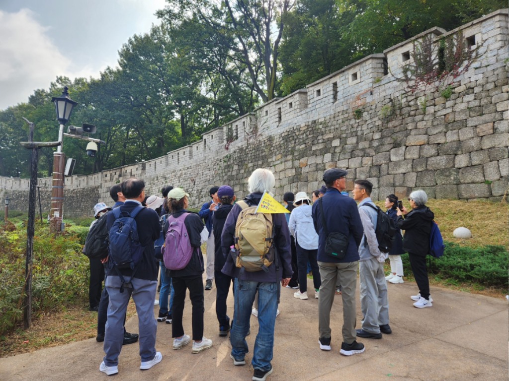 분당도서관-성남시 분당도서관이 지난해 10월 16일 ‘길 위의 인문학’ 프로그램 중 하나로 진행한 낙산공원 탐방.jpg