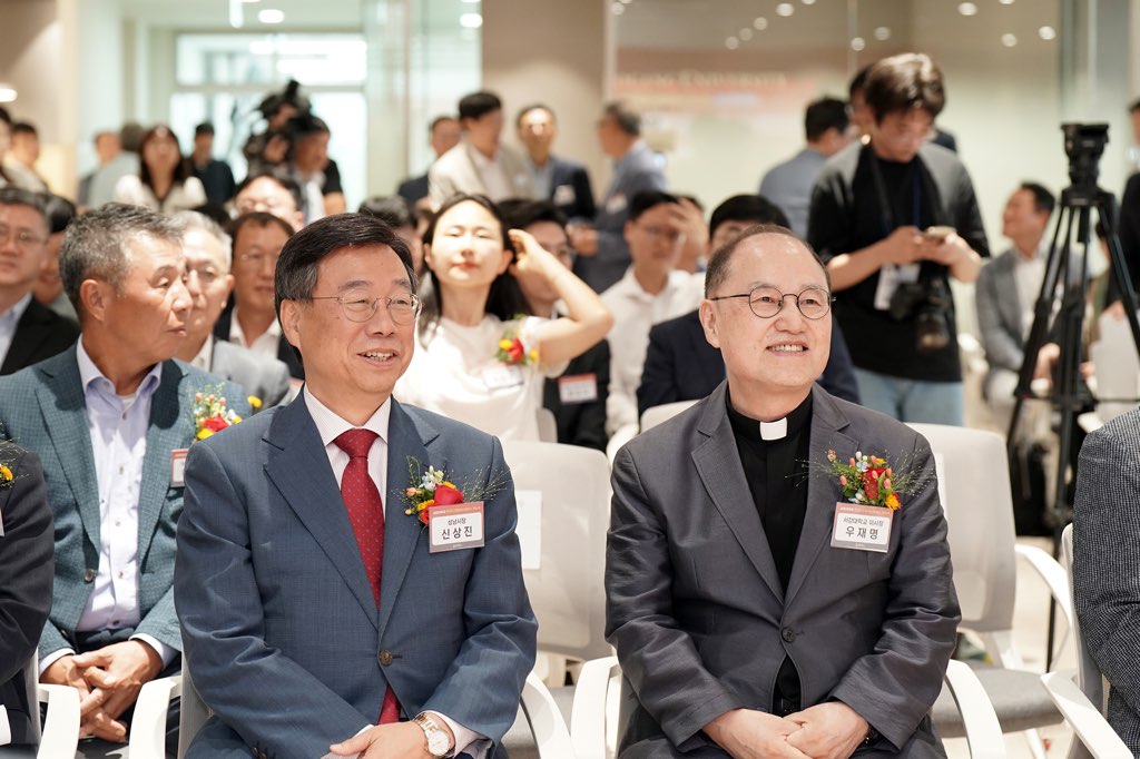 AI반도체과-13일 서강대 판교디지털혁신캠퍼스 개소식에 참석 중인 신상진 성남시장과 서강대 이사장인 우재명 신부.jpg