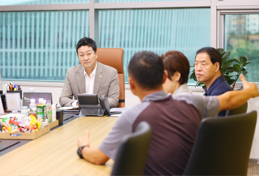 250814 김진경 의장, 시흥 의용소방대장단과 지역안전 협력방안 논의(2).jpg