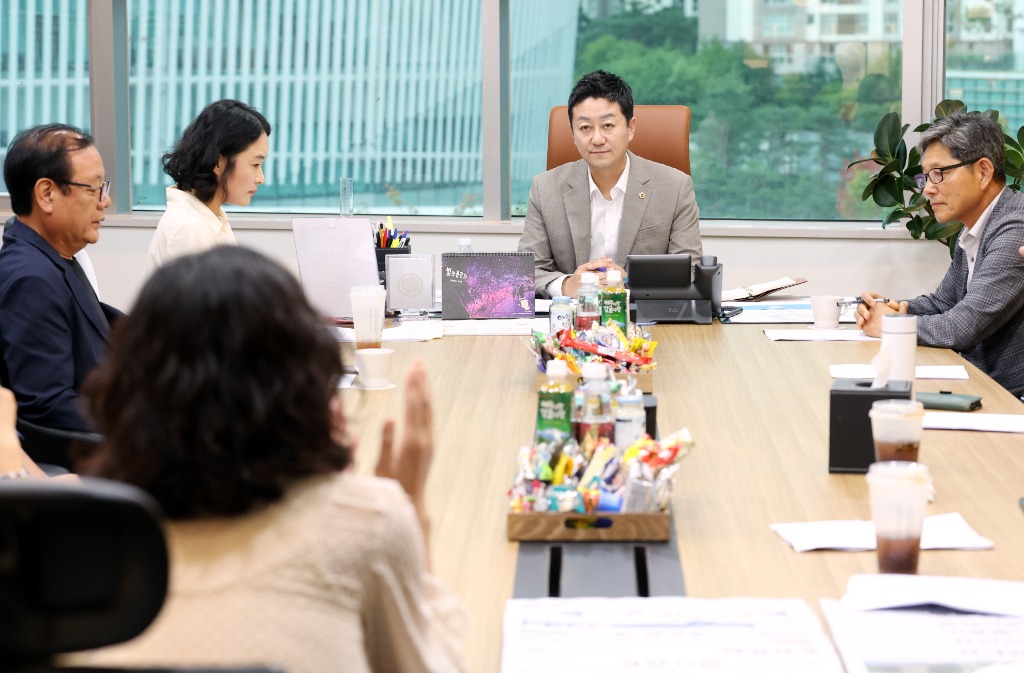 250814 김진경 의장, 학교급식 관련 시민단체와 정담회 _학교급식 식재료 구매지침 변경, 충분한 사회적 합의 필요해_ (2).jpg