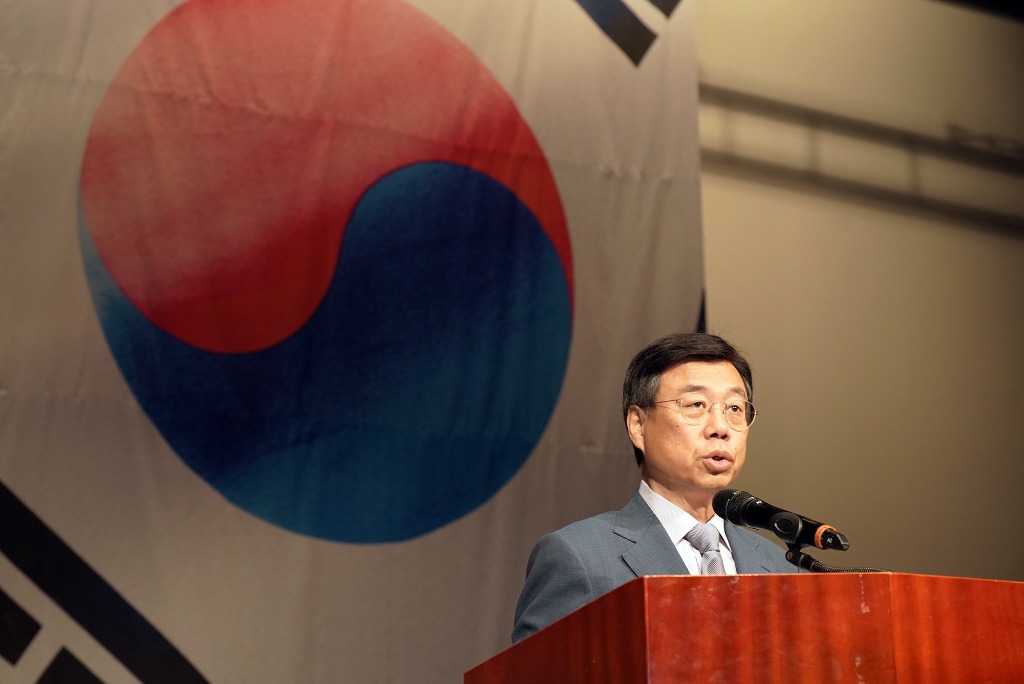 2. 신상진 성남시장이 15일 오전 성남시청 온누리에서 열린 제80회 광복절 기념식에서 경축사를 하고 있다.jpg