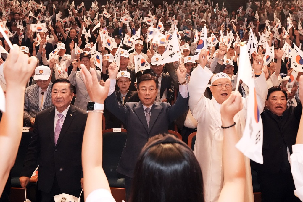 4. 신상진 성남시장과 참석자들이 만세삼창을 하고 있다.jpg