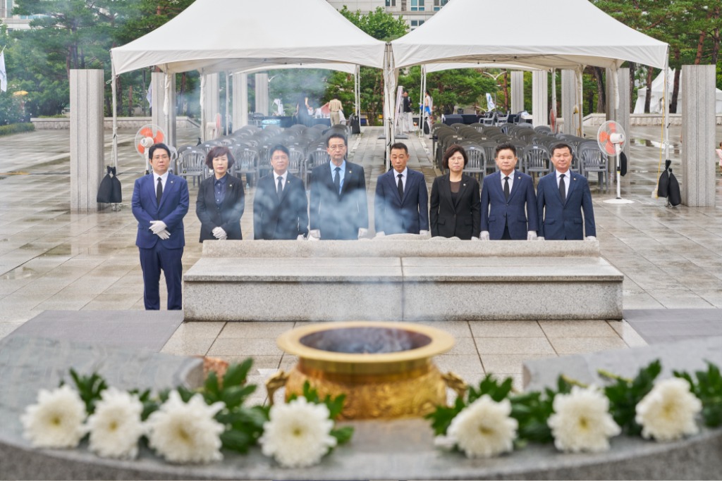 국민의힘, 광복 80주년 기념 현충탑 참배1.jpg