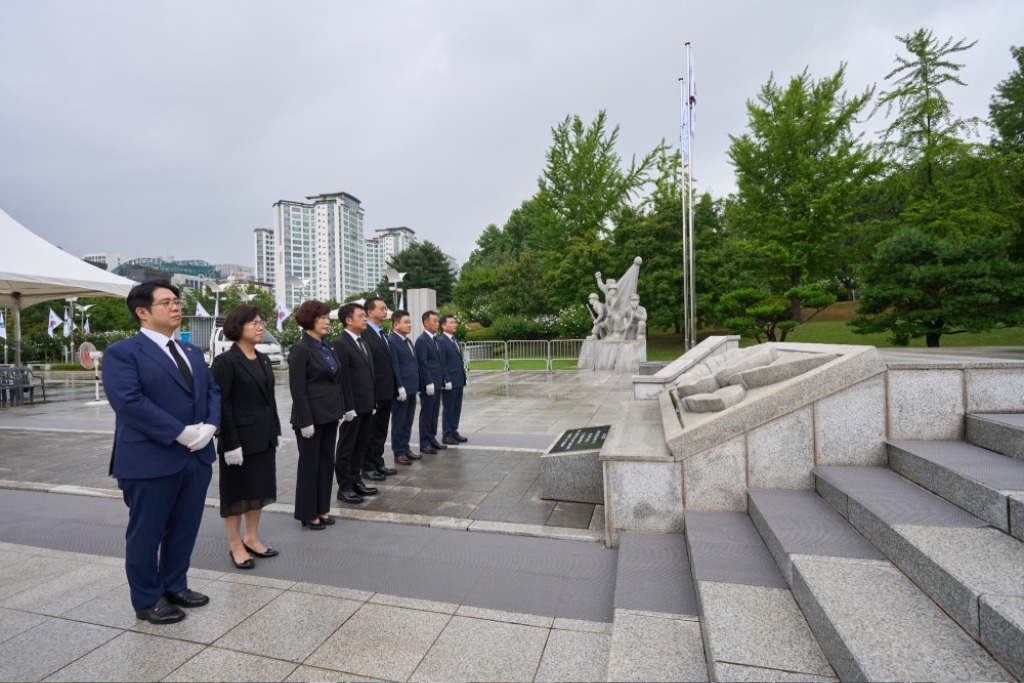 국민의힘. 광복 80주년 기념 현충탑 참배2.jpg