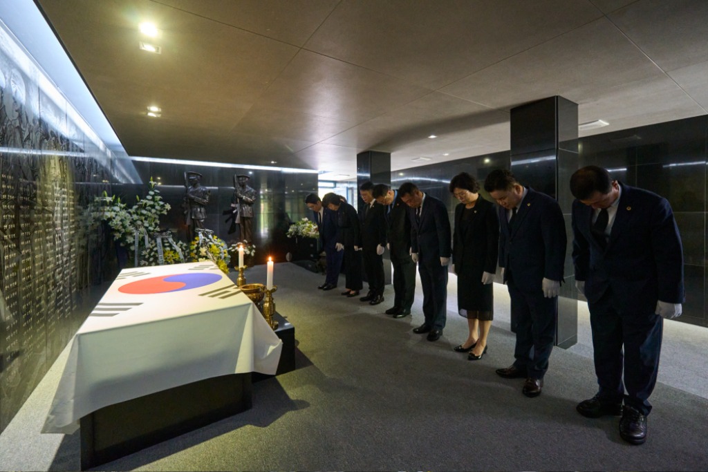 국민의힘. 광복 80주년 기념 현충탑 참배3.jpg