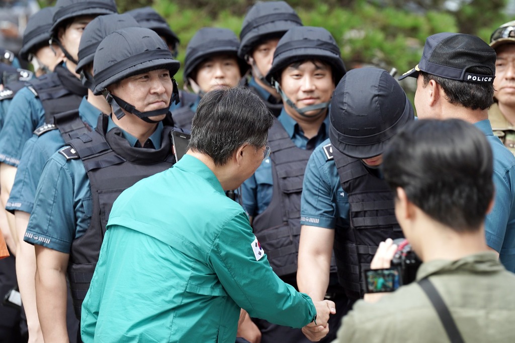 2. 신상진 성남시장이 국가중요시설 테러대비 통합대응훈련에 참석해 훈련 참여자들을 격려하고 있다.jpg