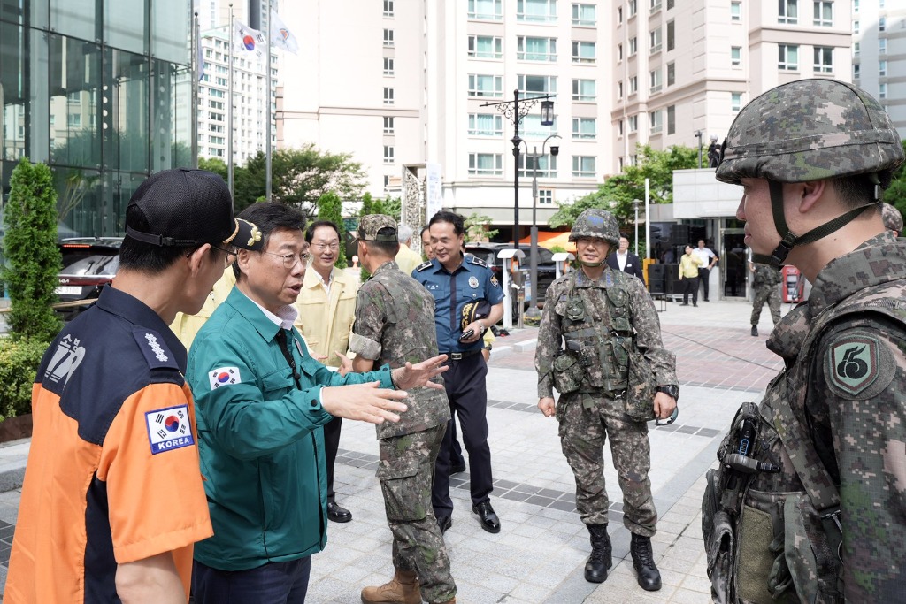3. 신상진 성남시장이 국가중요시설 테러대비 통합대응훈련에 참석해 훈련 상황을 점검하고 있다.jpg