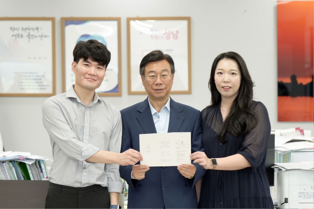여성가족과-성남시 솔로몬의 선택 행사로 만나 오는 9월 결혼하게 된 예비부부 권씨와 임씨가 신상진 성남시장에게 청첩장을 전달 후 기념사진을 찍고 있다.jpg