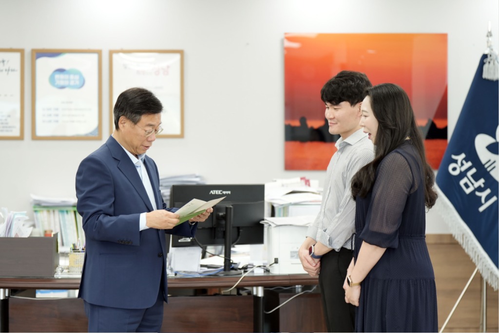여성가족과-신상진 성남시장이 오는 9월 결혼하는 ‘솔로몬의 선택’ 예비부부 권씨와 임씨의 청첩장을 들여다보고 있다.jpg