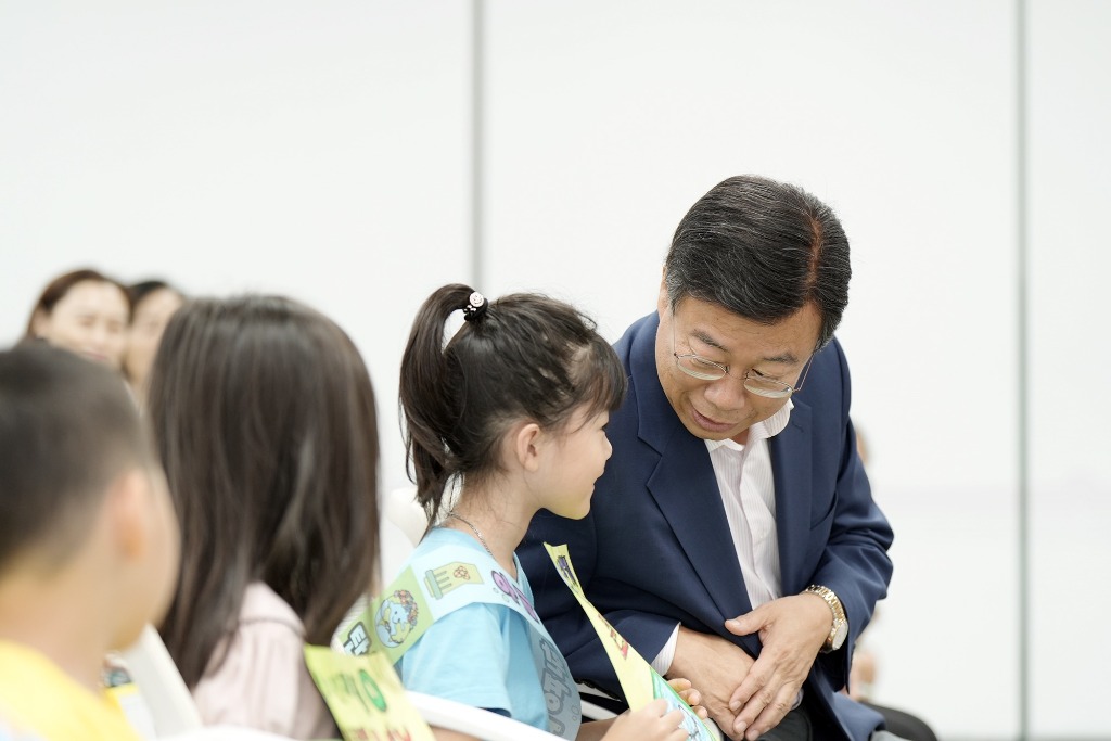 신상진 성남시장이 민간어린이집연합회와 함께하는 환경사랑캠페인(폐건전지 전달식)에 참석해 참석 아동과 이야기를 나누고 있다.jpg