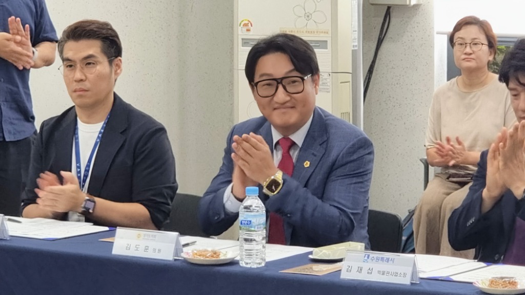250821 김도훈 의원,  “정조대왕 수원행차, 도민이 체감하는 문화콘텐츠로”...지역특화콘텐츠 업무협약 참석 (1).jpg