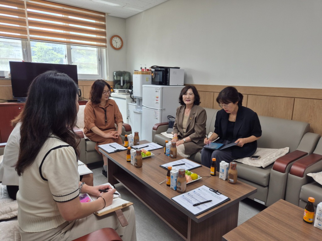 250821 김영희 의원, 오산 삼미초 찾아 교육현안 청취...“학생 안전 최우선 과제”(2).jpg