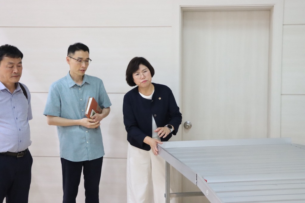 250822 이애형 의원, 학교 체육관 무대 장애인 접근 편의시설 현장 점검 (2).jpg
