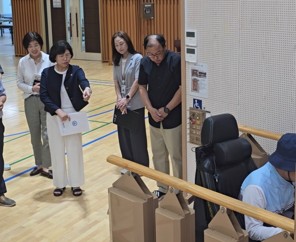 250822 이애형 의원, 학교 체육관 무대 장애인 접근 편의시설 현장 점검 (3).jpg