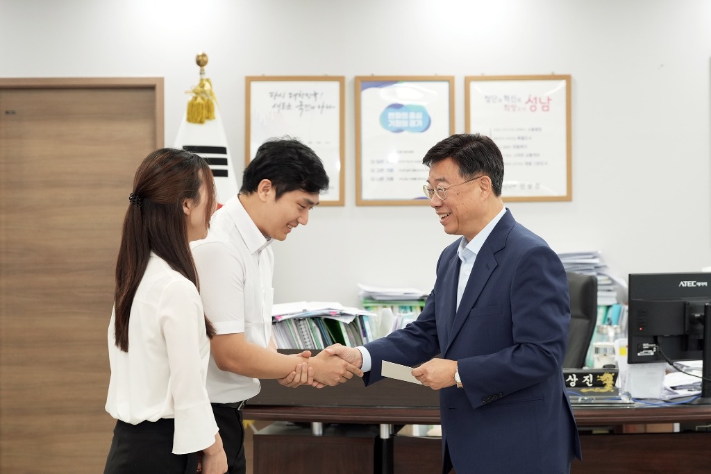 신상진 성남시장(가운데)이 26일 오후 성남시청 집무실에서 _솔로몬의 선택_ 참여를 통해 만난 예비부부(1기 행사를 통해 만난 신랑 안씨와 신부 강씨)로부터 청첩장을 전달받고 있다..jpg