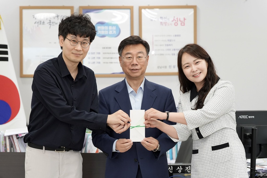 신상진 성남시장(가운데)이 26일 오후 성남시청 집무실에서 _솔로몬의 선택_ 참여를 통해 만난 예비부부(4기 행사를 통해 만난 신랑 홍씨와 신부 임씨)로부터 청첩장을 전달받고 기념촬영을 하고 있다..jpg