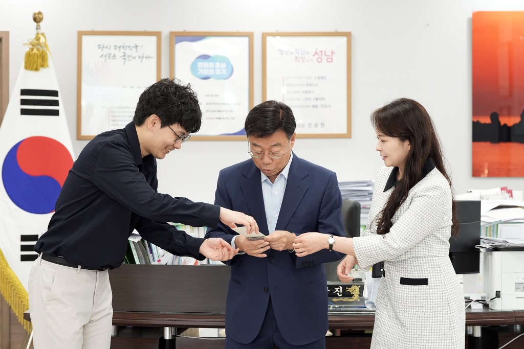 신상진 성남시장(가운데)이 26일 오후 성남시청 집무실에서 _솔로몬의 선택_ 참여를 통해 만난 예비부부(4기 행사를 통해 만난 신랑 홍씨와 신부 임씨)로부터 청첩장을 전달받고 있다.jpg