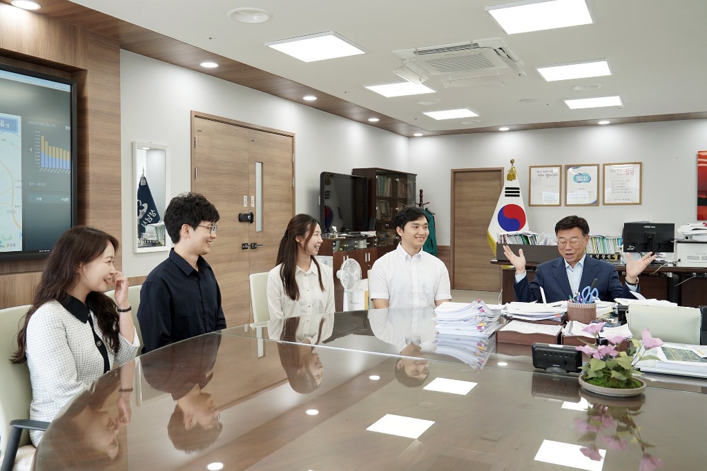 신상진 성남시장이 26일 오후 성남시청 집무실에서 _솔로몬의 선택_ 프로그램을 통해 만난 예비부부들과 대화하고 있다.jpg