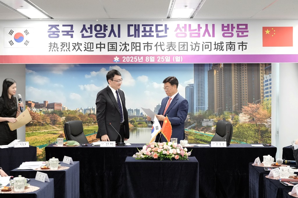 총무과-신상진 성남시장(오른쪽)이 25일 시청 제1회의실에서 자오웨이 중국 선양시 부시장으로부터 오는 9월 선양에서 열리는 _한국주간_ 행사 초청장을 전달받고 있다..jpg