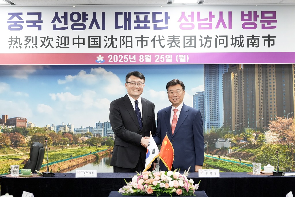 총무과-신상진 성남시장(오른쪽)이 25일 시청 제1회의실에서 자오웨이 중국 선양시 부시장을 만나 기념사진을 찍고 있다..jpg