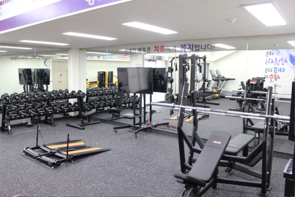 체육진흥과-성남시 분당구 야탑동 탄천종합운동장 주경기장 지하 1층에 설치한 장애인 전용 체력 단련장.jpg