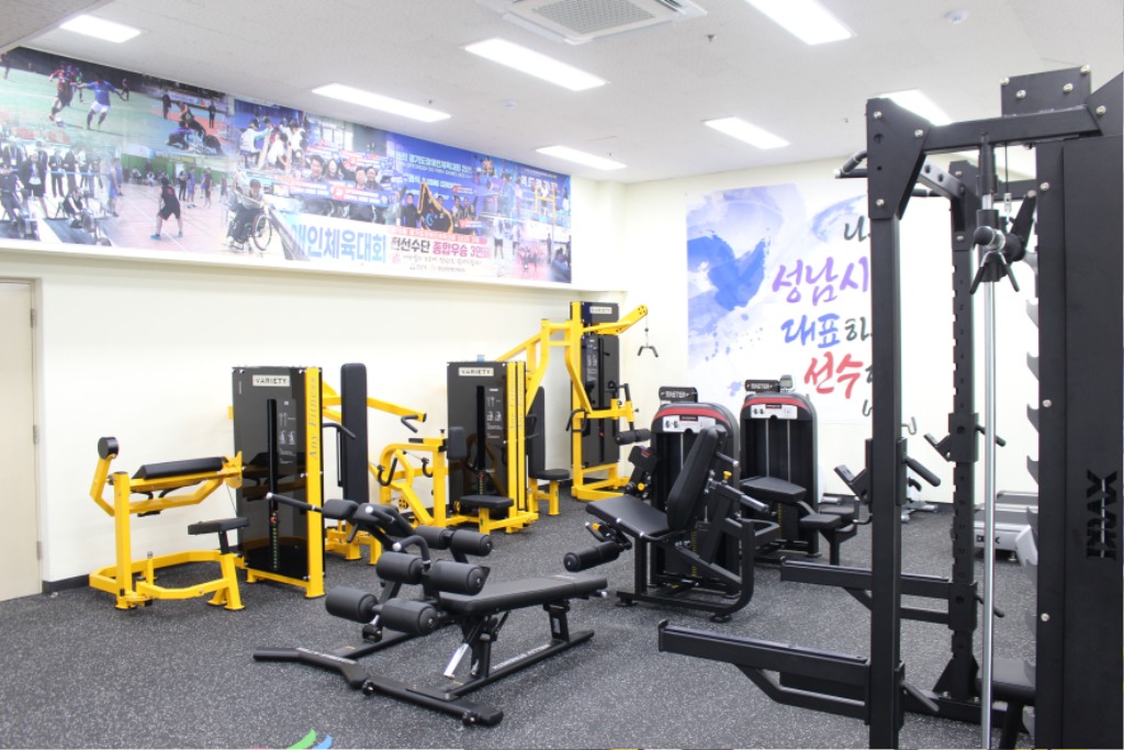 체육진흥과-성남시 분당구 야탑동 탄천종합운동장 주경기장 지하 1층에 설치한 장애인 전용 체력단련장.jpg