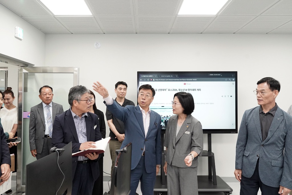 신상진 시장과 관계자들이 위례어울림종합사회복지관의 시설을 둘러보며 의견을 나누고 있다.jpg
