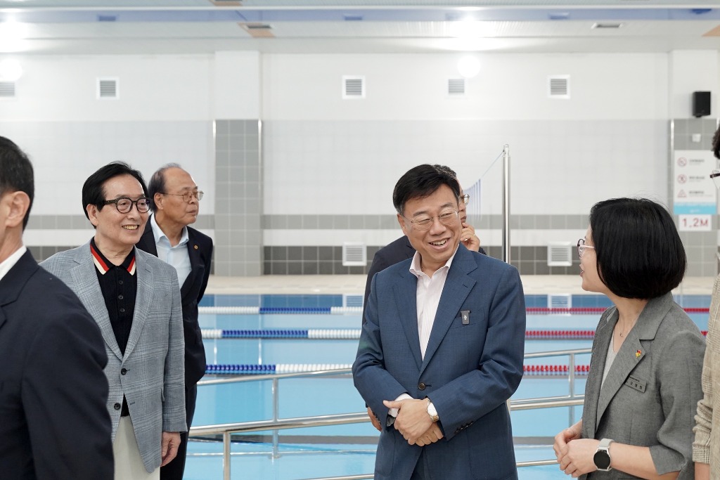 신상진 시장이 관계자들과 위례어울림종합사회복지관 수영장 시설을 둘러보고 있다.jpg