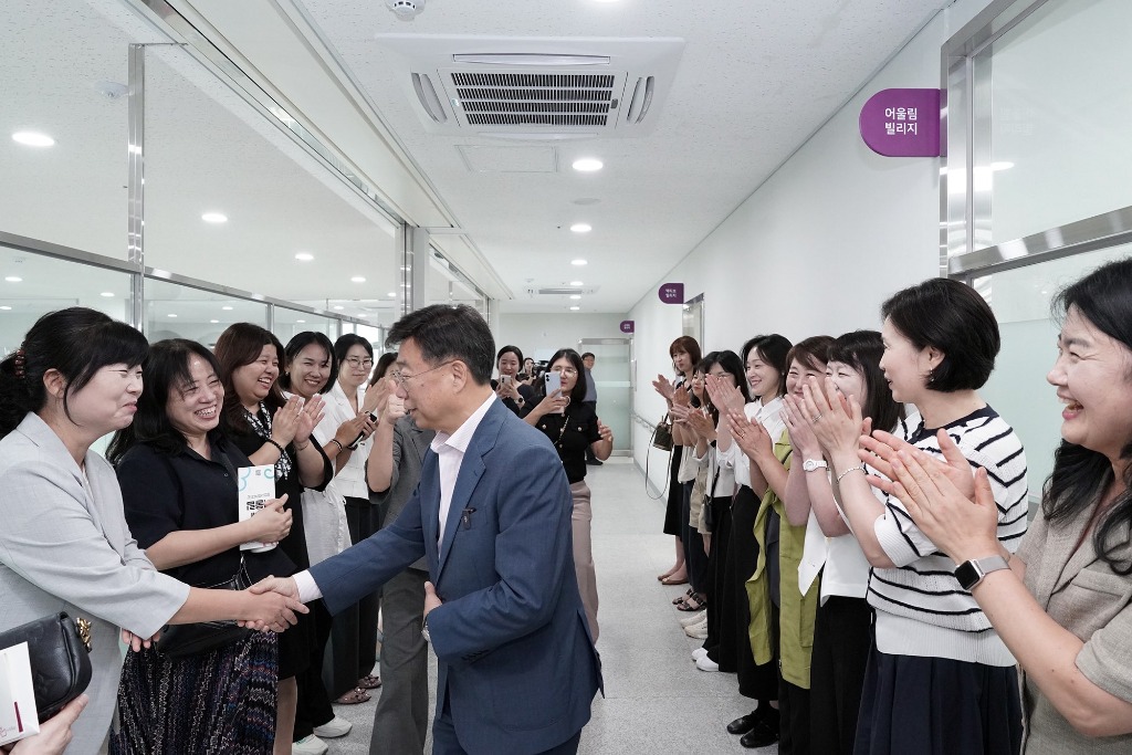 신상진 시장이 위례어울림종합사회복지관 시설을 둘러보며 보육 관계자들과 인사를 나누고 있다.jpg