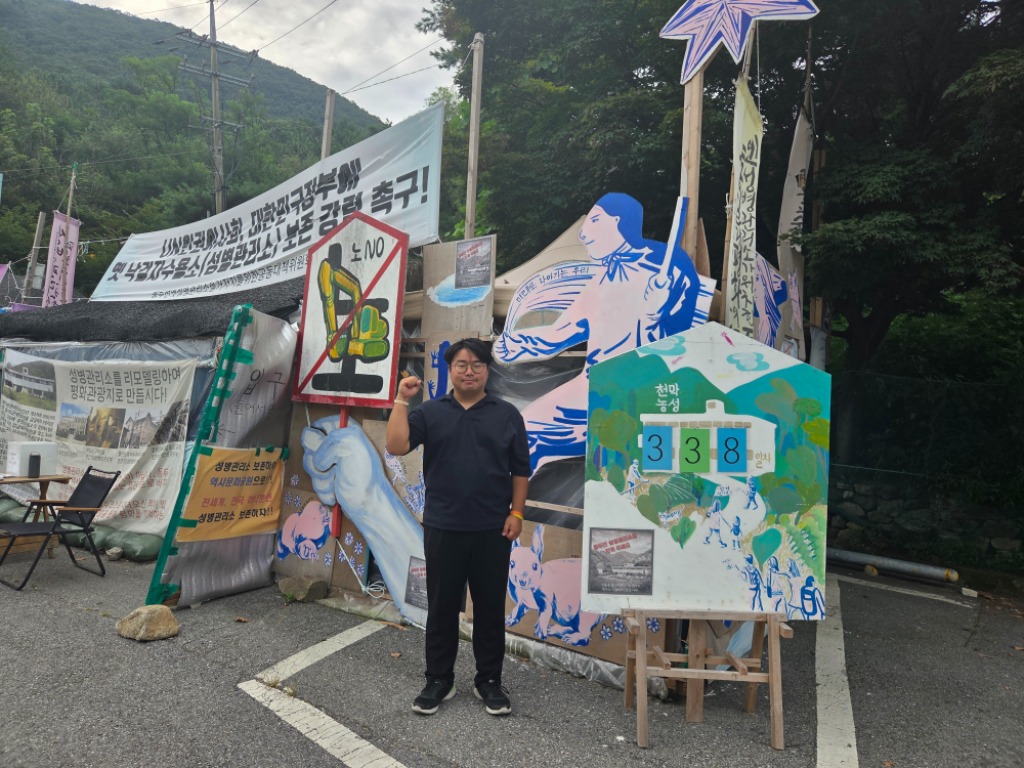 지난7월 농성장에 방문한 유호준 의원 사진.jpg