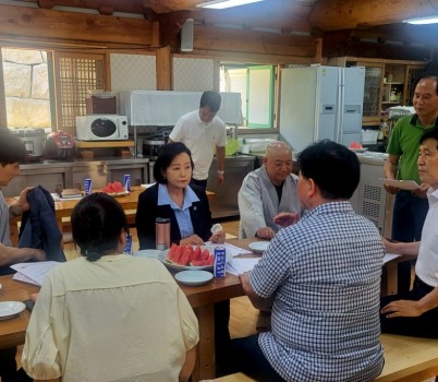 250731 정윤경 부의장, 수리산도립공원 내 전통사찰 수리사, 종교문화 체험시설 조성을 위한 연속 간담회 개최(1).jpg width: 100%; height : 150px