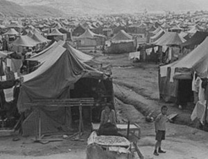 1970년대 서울 판자집 철거민을 강제 이주시킨 광주대단지. 이들에게 주어진 것은 군용 텐트뿐이었다..jpg