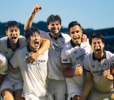 이미지(1) 23R 부천전 박수빈 데뷔골 이후 함께 환호하는 성남FC 선수단.jpg width: 100%; height : 150px
