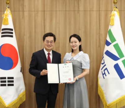 250814 홍세나배우, 경기도 언론홍보위원 위촉.jpg width: 100%; height : 150px