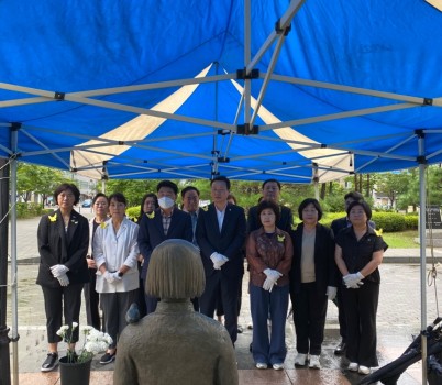 사진_성남시의회 더불어민주당협의회 일본군 위안부 피해자 기림의날 추모 헌화.jpg width: 100%; height : 150px
